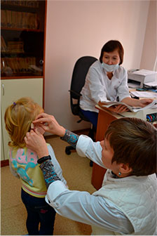 Жене Семёновой установили слуховой аппарат