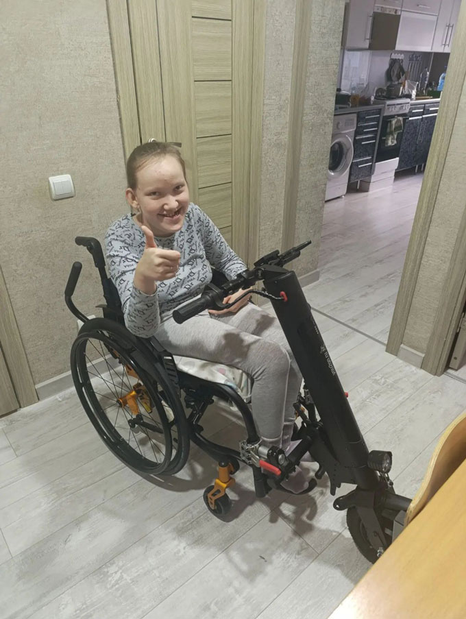 Кира Иванова получила электроприставку для коляски