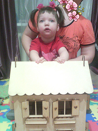 Марине подарили кукольный домик, сделанный специально для нее